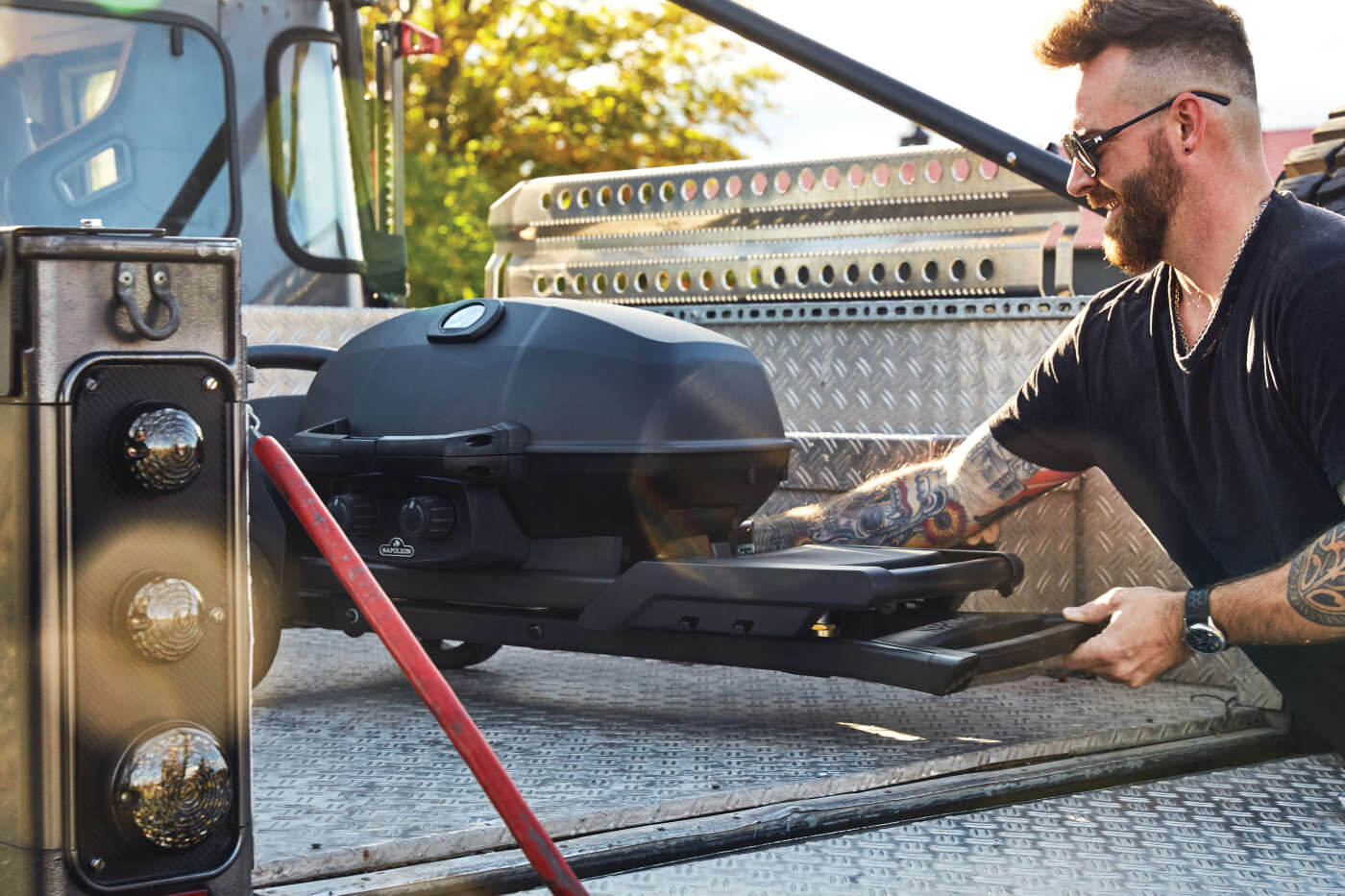 Napoleon Phantom TravelQ Pro 285 with Scissor Cart Portable Gas Grill PRO285X-MK-PHM