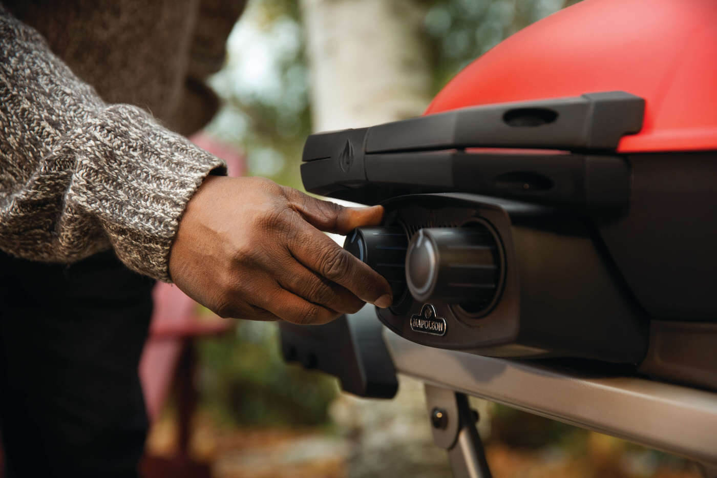 Napoleon TravelQ 285x with Scissor Cart Liquid Propane Portable Gas Grill TQ285X-RD-1-A