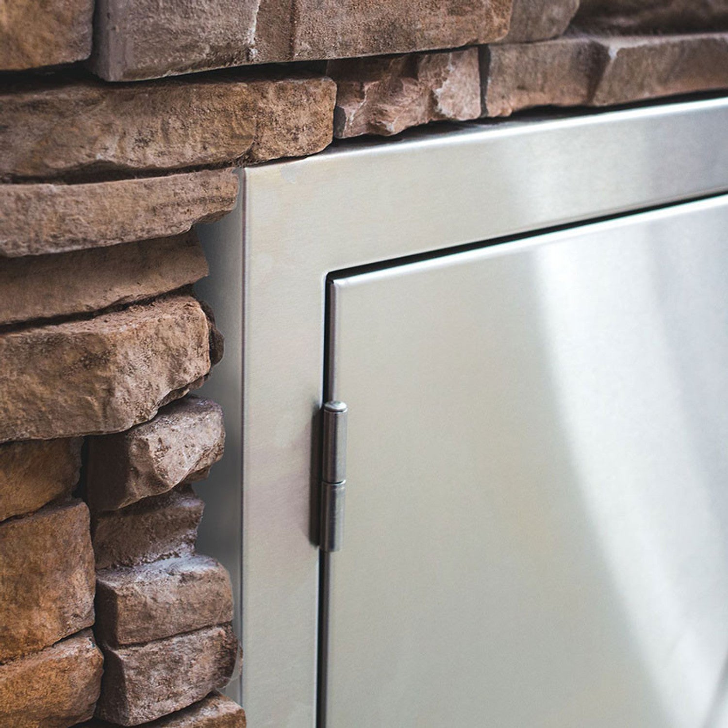 Summerset 20x27-inch Vertical Access Door w/ Masonry Frame Return - SSDV-20M